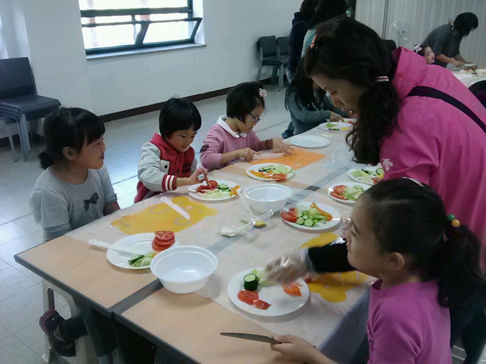 하천초 토요성장놀이터 햄버거 만들기 도전 중 _5