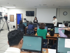 4기 개인방송(유튜브) 제작교육을 듣고있는 수강생들의 모습 2