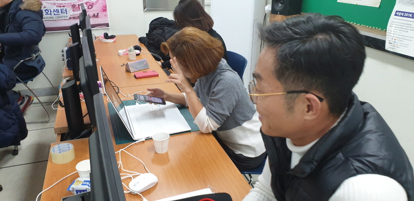 4기 개인방송(유튜브) 제작교육을 듣고있는 수강생들의 모습 5