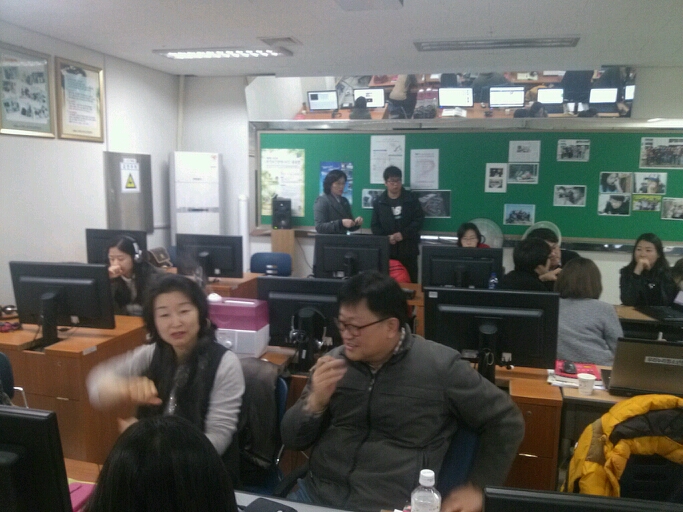 직무연수 중 직원끼리 의견을 주고 받는 장면