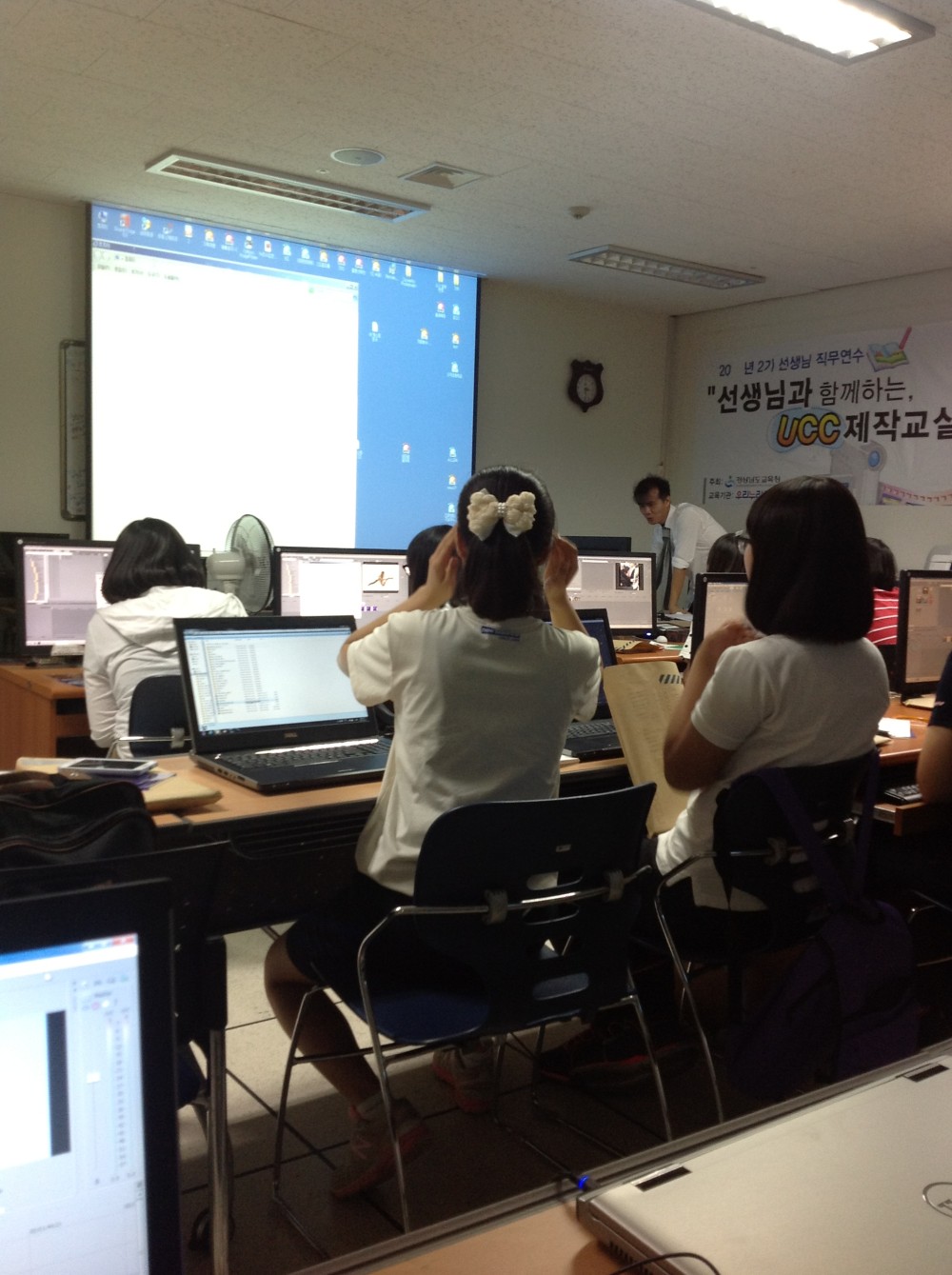 청소년들이 직접 라디오 제작을 위해 강의를 듣고 있는 모습