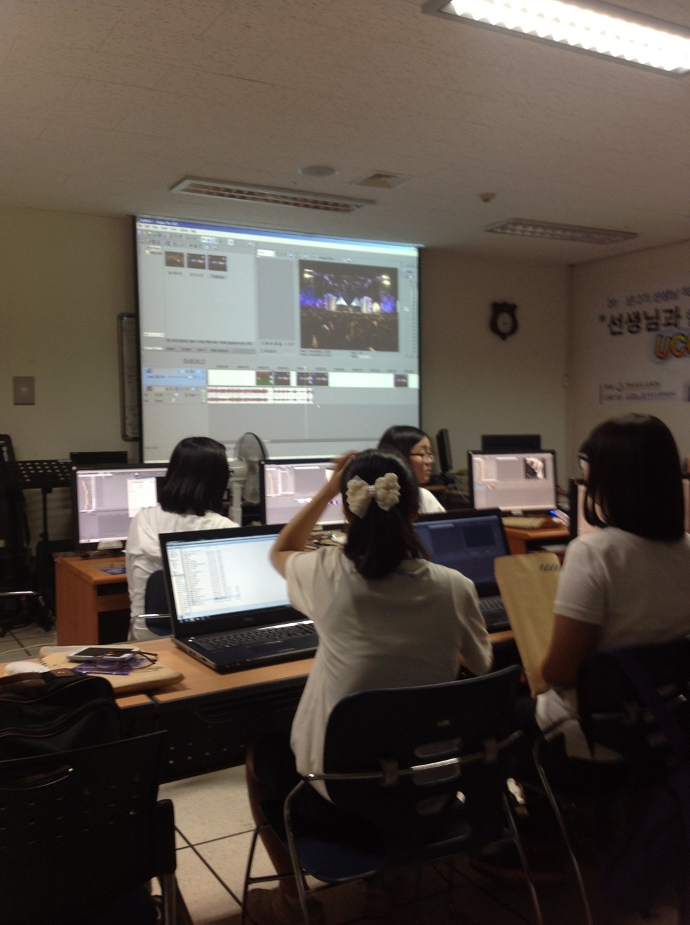합포중학교 영화는 이렇게 만든다 동영상제작교육을 듣고 있는 학생들의 모습 3