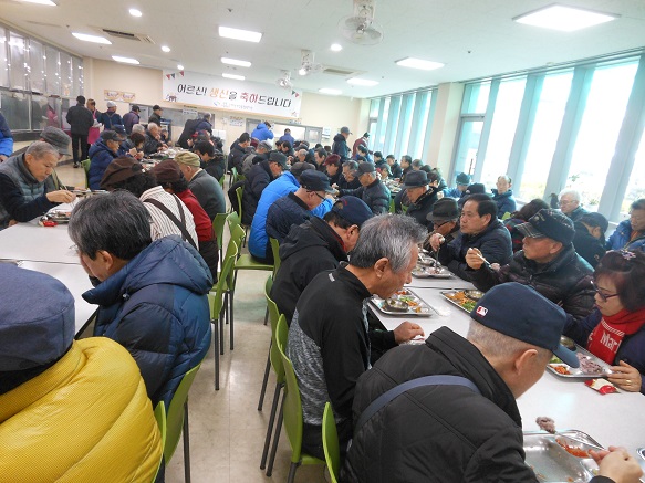 이용 어르신 생신상 무료급식 _2