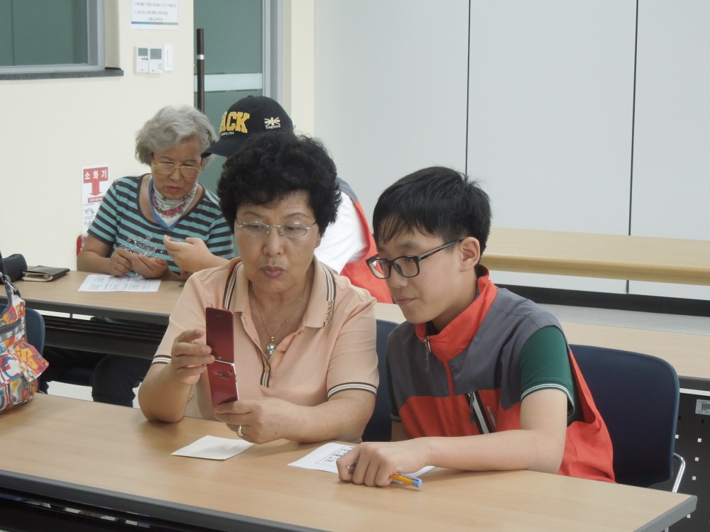 청소년자원봉사자와 함께하는 어르신 휴대폰 교실 실시_1