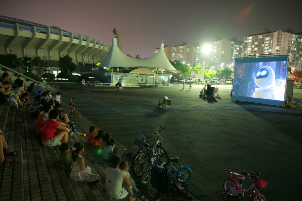 한여름밤의 무료 가족영화 상영_1